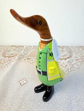 DDCUK George Wooden Emergency Services Paramedic Figurine Green/Yellow- read